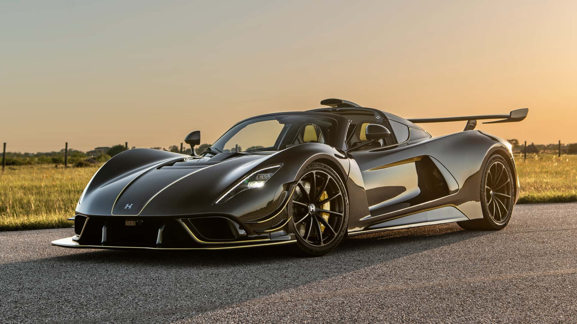 Hennessey выпустил новую версию гиперкара Venom F5 Revolution Roadster