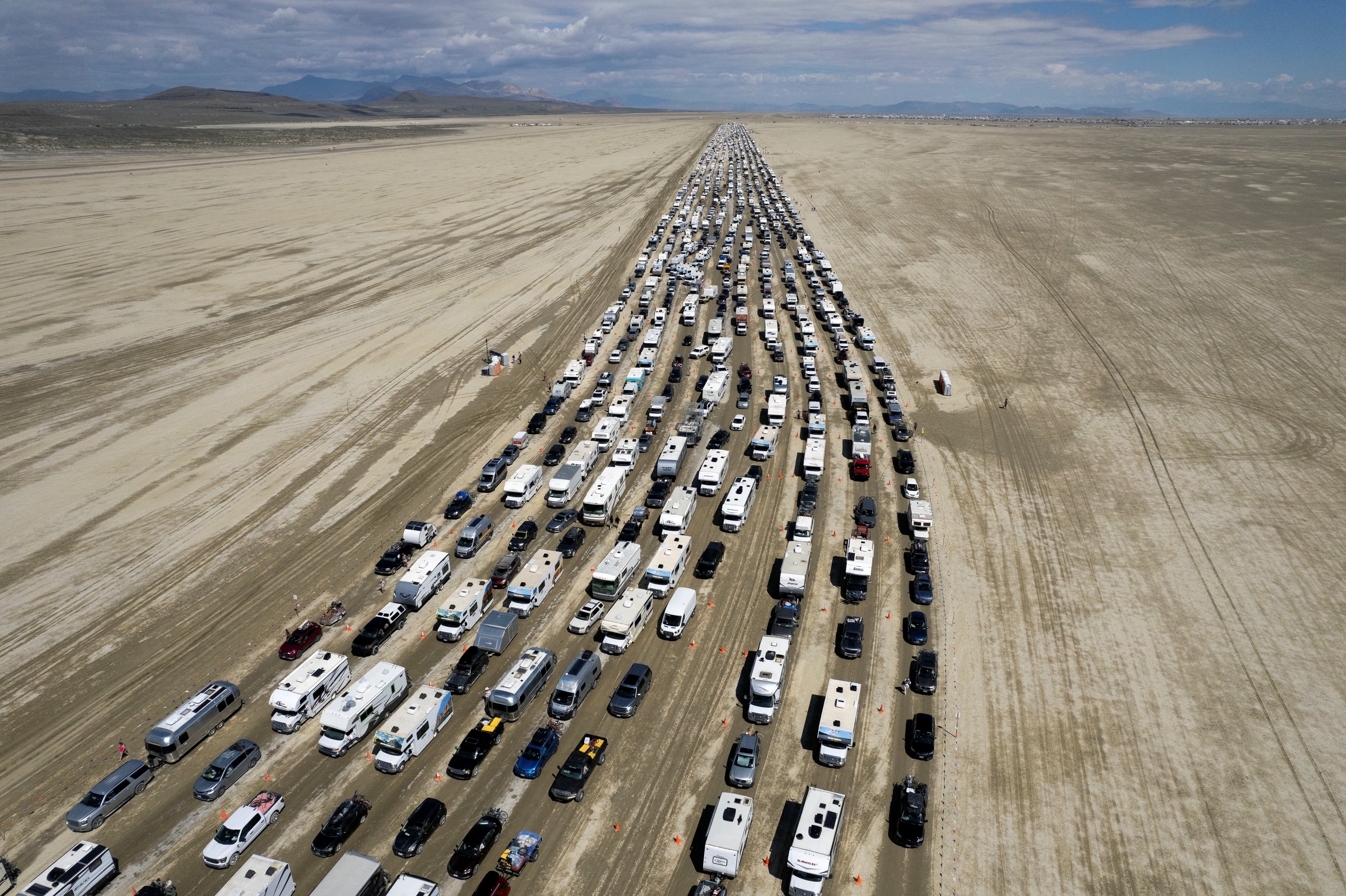 Участники фестиваля Burning Man застряли в пробке, которая видна из космоса