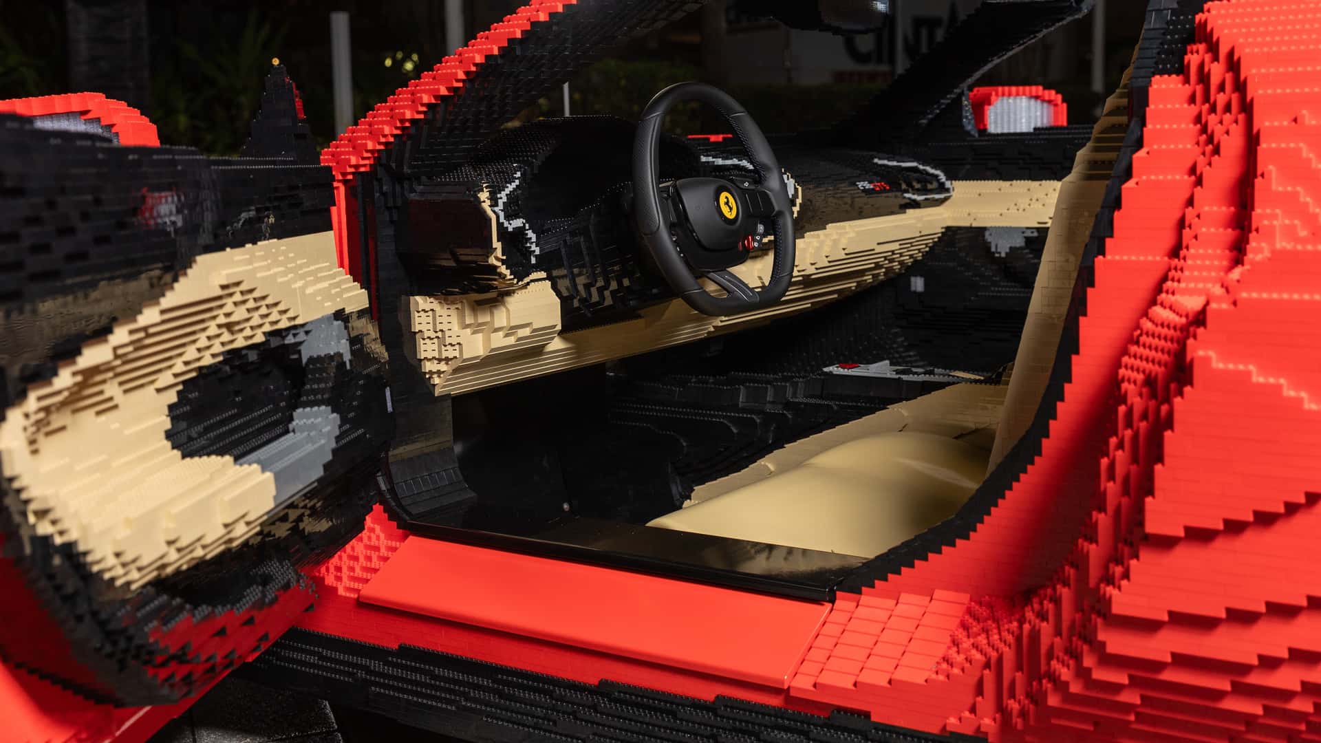 Из LEGO собрали суперкар Ferrari 296 GTS в натуральную величину