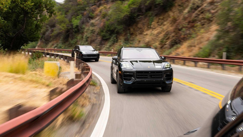 fckypeqt_63e3faa92a59c_2024-porsche-cayenne-facelift-teaser-8.jpg