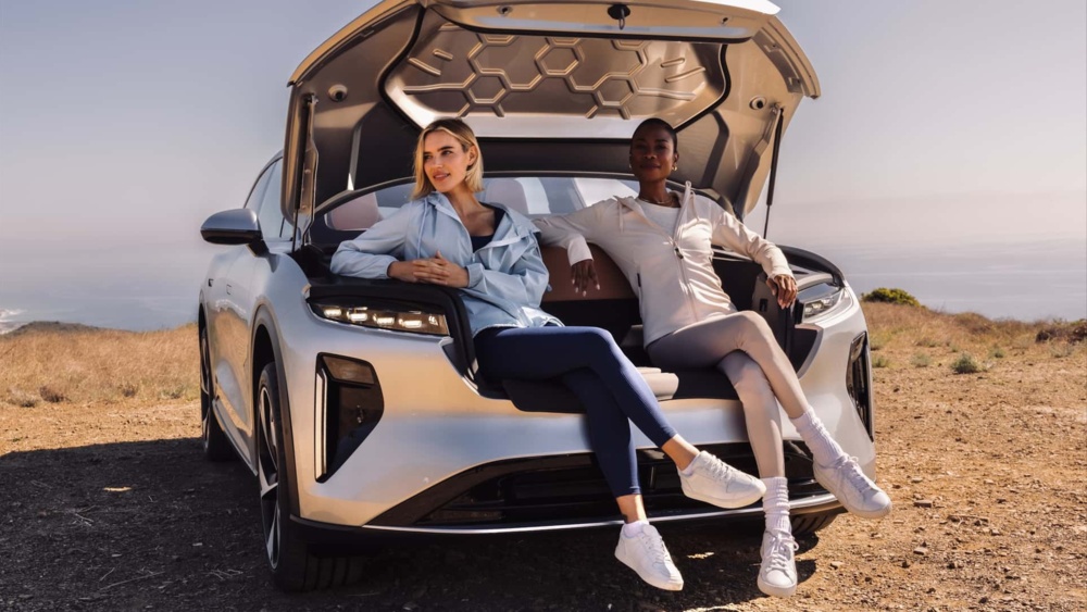 lm23_gravity-frunk-seat-lifestyle