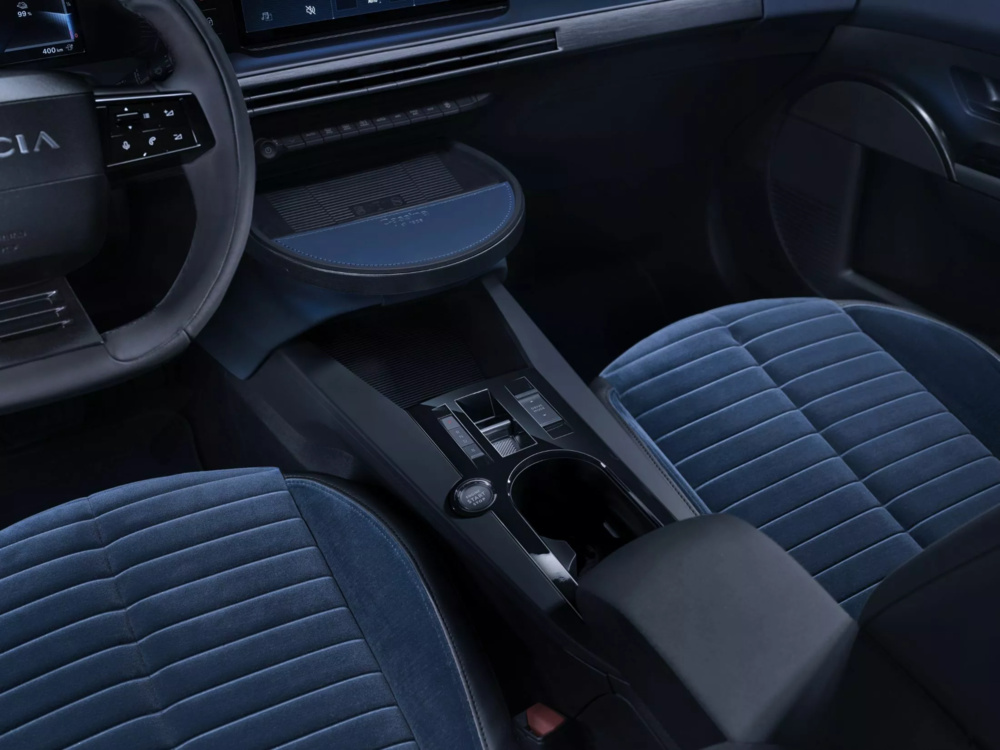 2024-Lancia-Ypsilon-Limited-Edition-Cassina-10