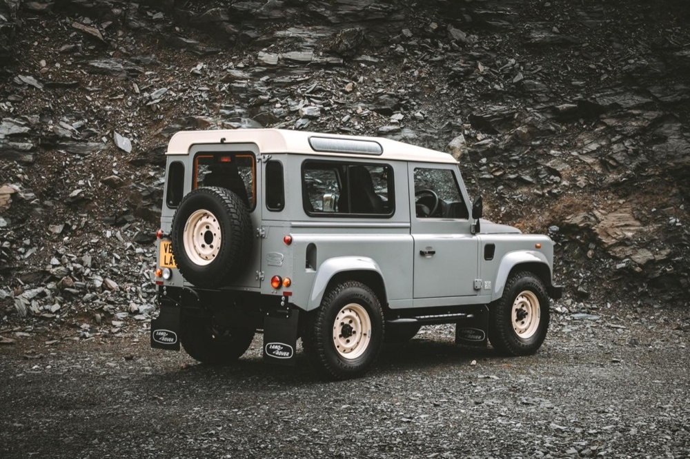 lharvujq_645416a7d26d6_land-rover-classic-defender-works-v8-islay-edition-19_0-krupnyy-razmer.jpeg