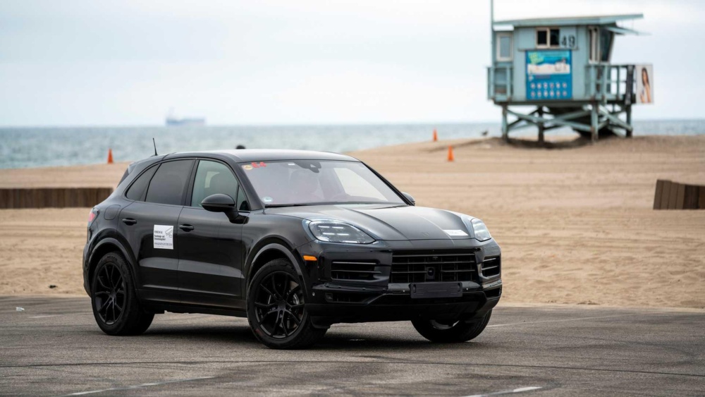 mdonszat_63e3fa996efb8_2024-porsche-cayenne-facelift-teaser-3.jpg