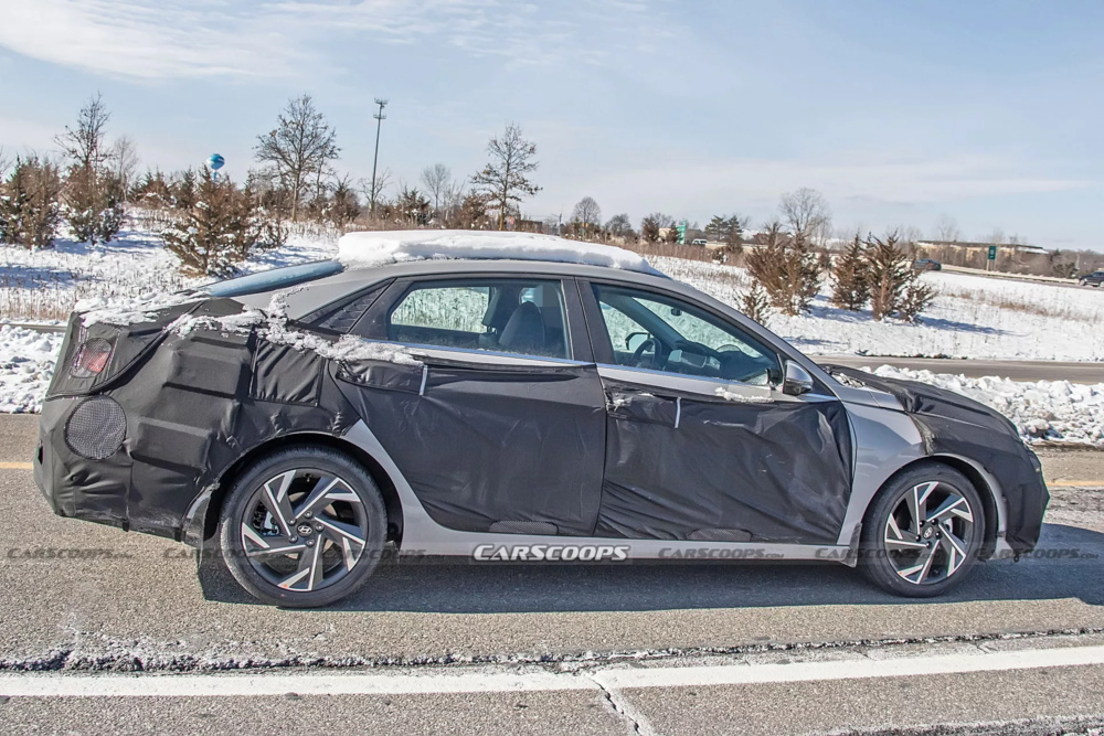 ysiouknm_63e4a6a555f64_2024-hyundai-elantra-facelift-scoop-8.jpg