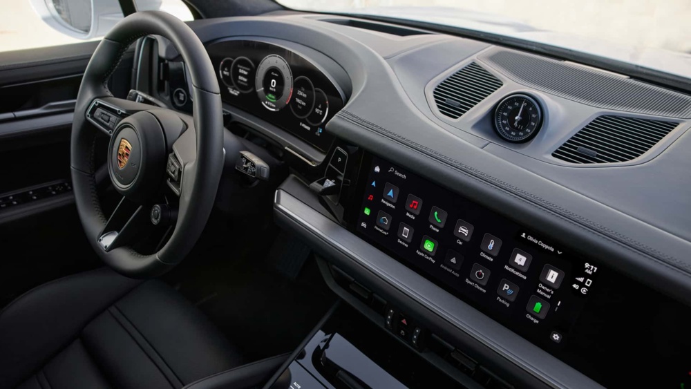 2024-porsche-cayenne-turbo-e-hybrid-interior-2