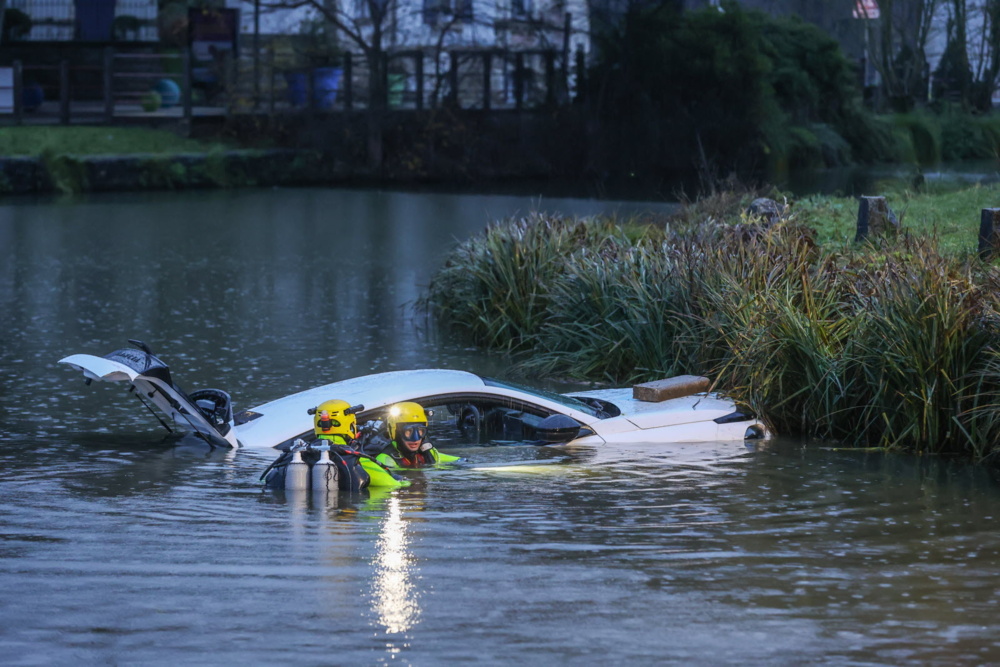 les-sapeurs-pompiers-du-doubs-sont-intervenus-pour-une-voiture-immergee-dans-le-canal-au-niveau-de-la-rue-du-port-a-montbeliard-photo-lionel-vadam-1702368481-2