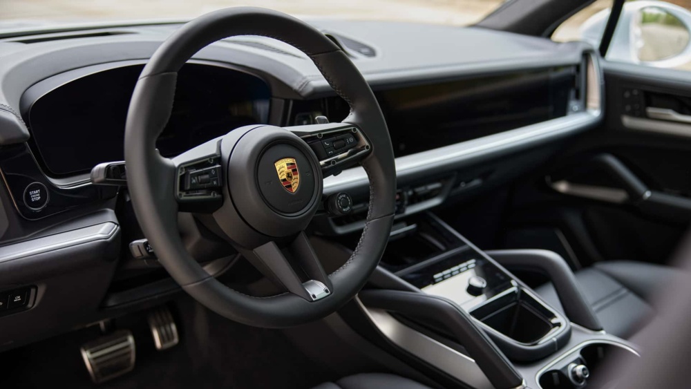 2024-porsche-cayenne-turbo-e-hybrid-interior