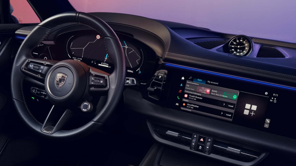 porsche-macan-2024-lenkrad-mit-fahrmodus-schalter-instrumentendisplay-und-touchscreen