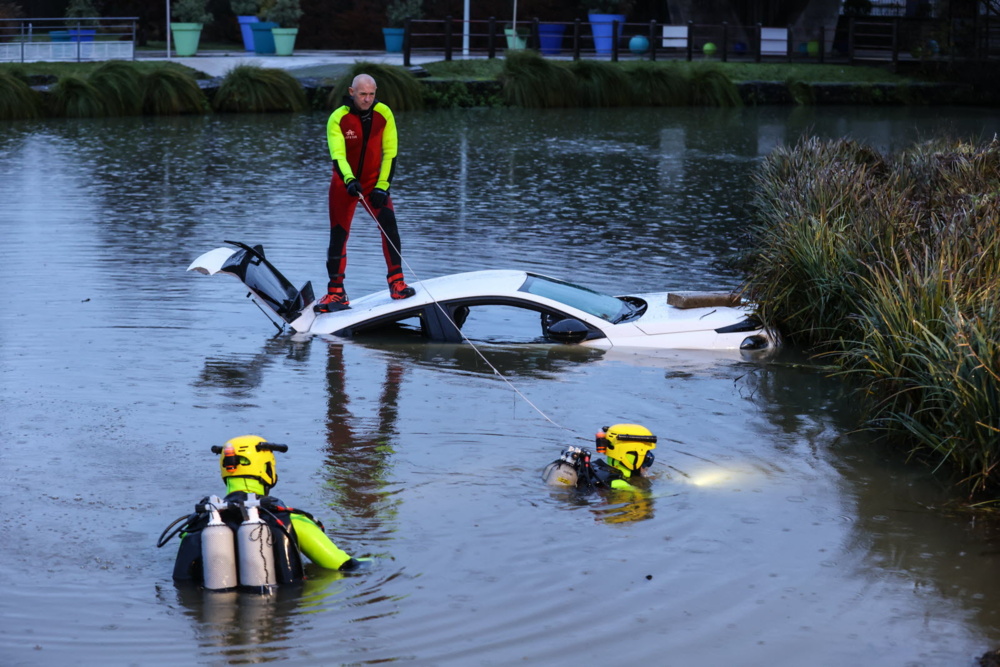 les-sapeurs-pompiers-du-doubs-sont-intervenus-pour-une-voiture-immergee-dans-le-canal-au-niveau-de-la-rue-du-port-a-montbeliard-photo-lionel-vadam-1702368481