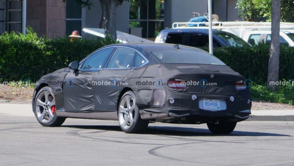 genesis-g80-rear-view-facelift-spy-photo