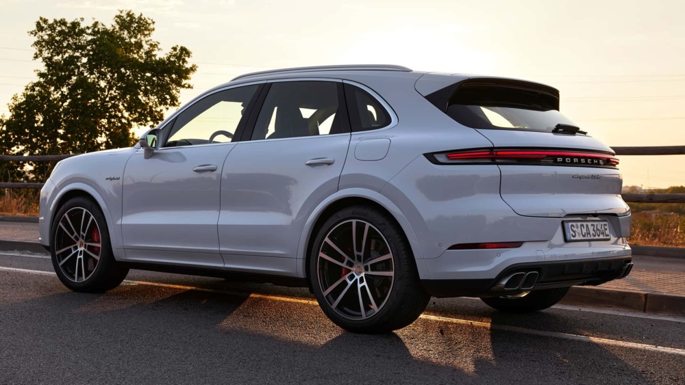 2024-porsche-cayenne-turbo-e-hybrid-rear-3-4