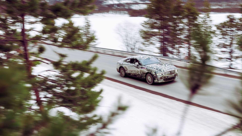 uyblgjne_62455d8061ad6_rolls-royce-spectre-aerial-view.jpg