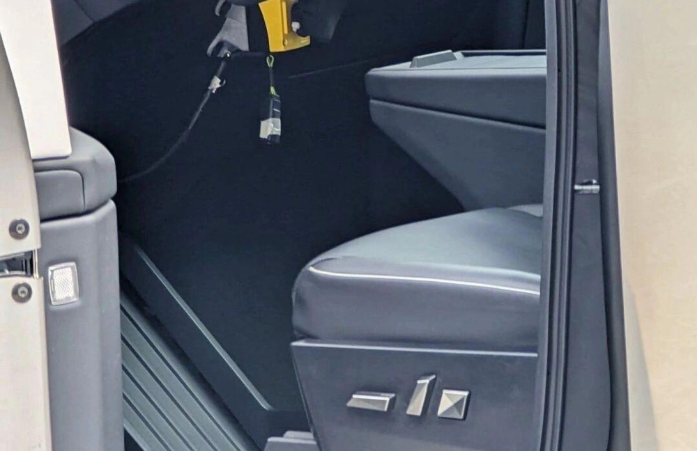 qvisguhn_6470ed805cba3_cybertruck-interior-seats-steering-wheel-2.jpeg