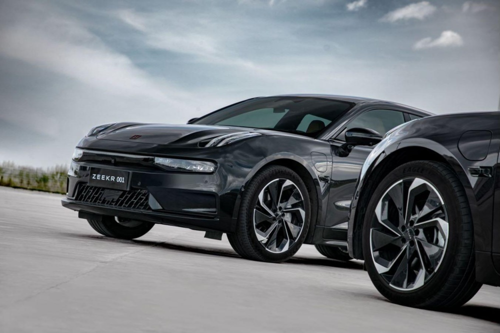 fyedkqob_62ffb4149f64c_all-electric-zeekr-001-breaks-not-one-but-two-guinness-world-records_12.jpg