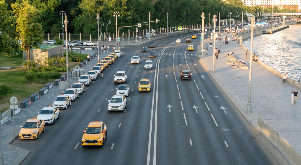 В России предложили создать отдельные парковки для такси