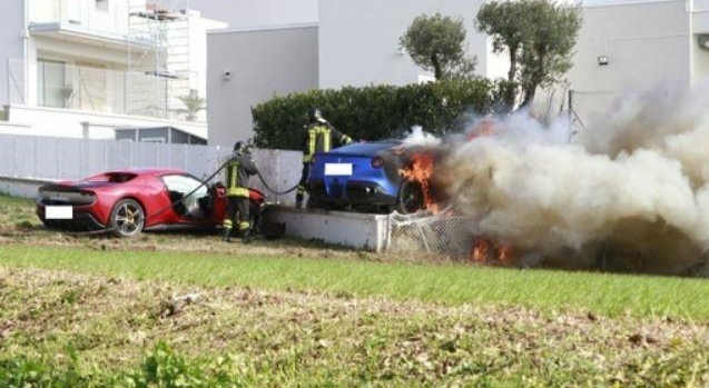 Два друга одновременно разбили свои суперкары Ferrari об забор