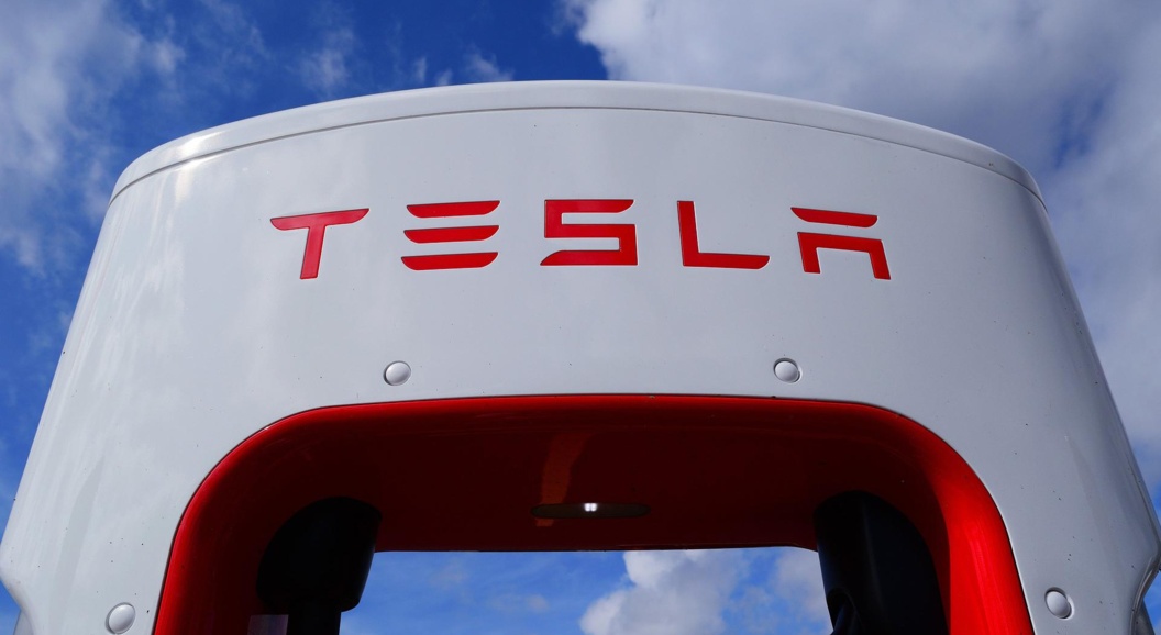 Tesla показала самый мощный суперкомпьютер, который при включении обесточил целый город