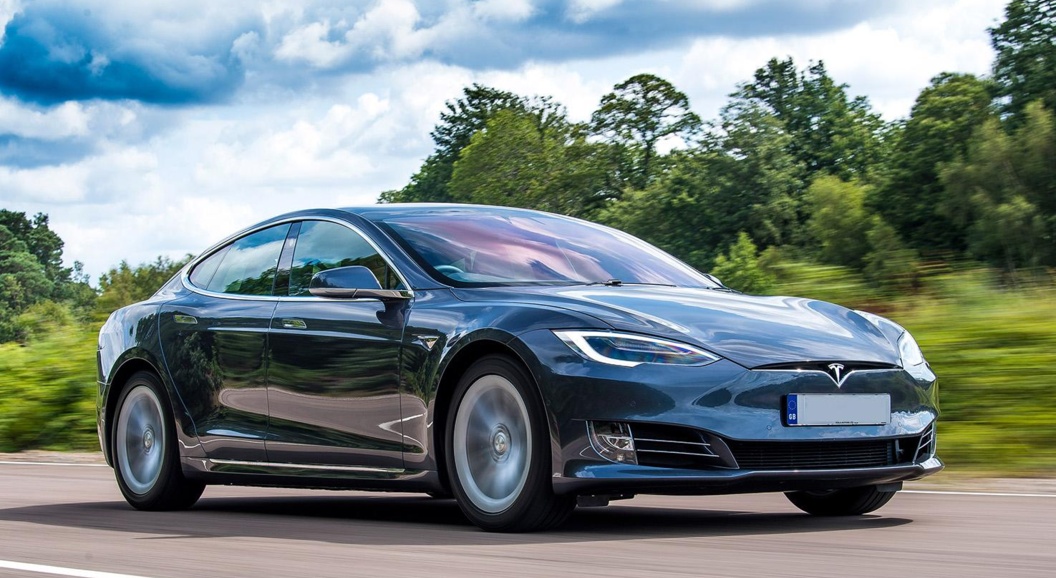 Tesla стала лидером среди автобрендов по количеству поисковых запросов