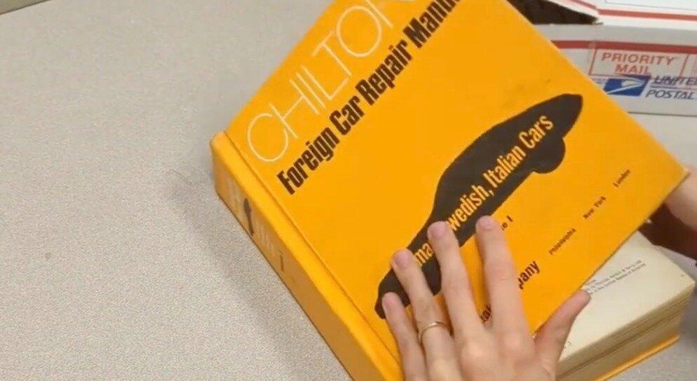 Забывчивый читатель вернул книгу по ремонту авто в библиотеку спустя 47 лет