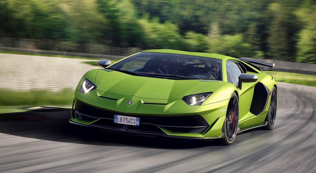Итальянская художница использовала кузов Lamborghini Aventador SVJ в качестве холста