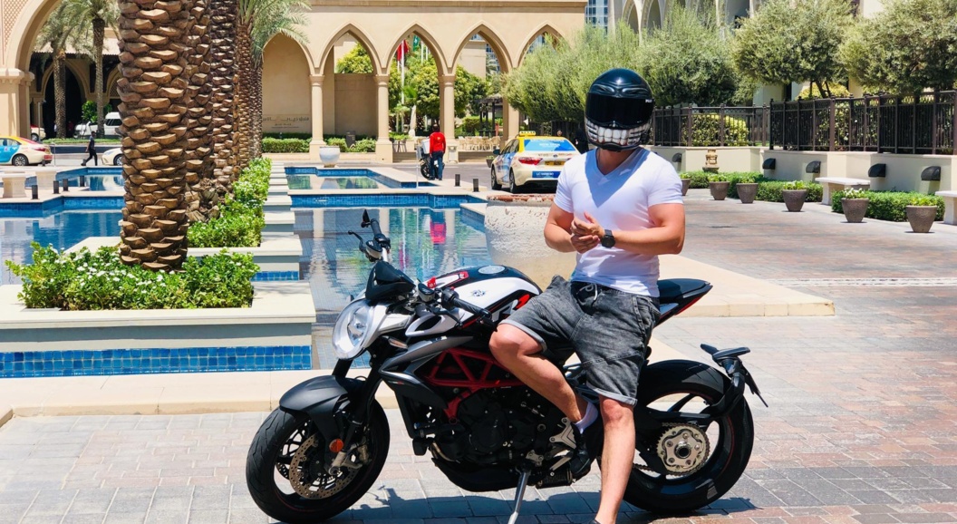 Мотоблогер PilotZX6R подарил своей девушке машину