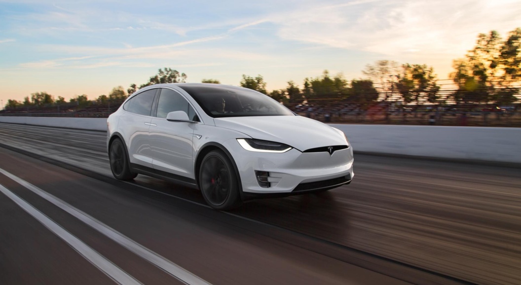 Владелец Tesla решил &laquo;забронировать&raquo; кузов своего электрокара монетами