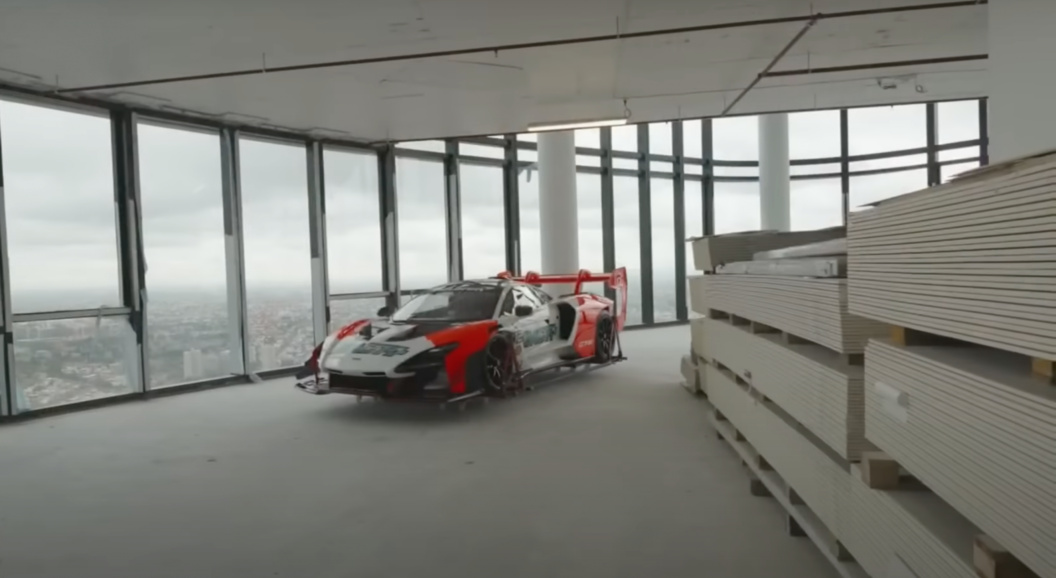 Миллионер решил украсить суперкаром McLaren Senna GTR свою квартиру