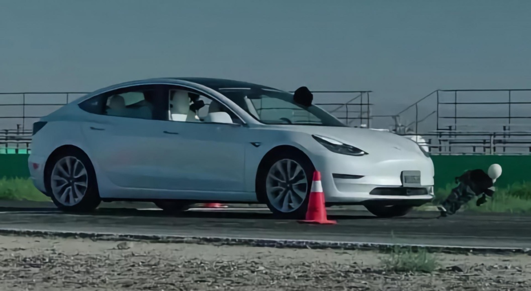 Автопилот Tesla оказался опасен для детей: он не может их распознать