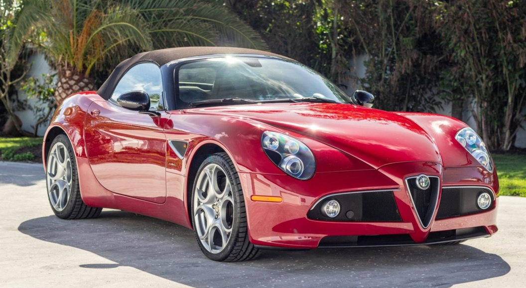 С молотка уйдёт очень редкий родстер Alfa Romeo 8C Spider