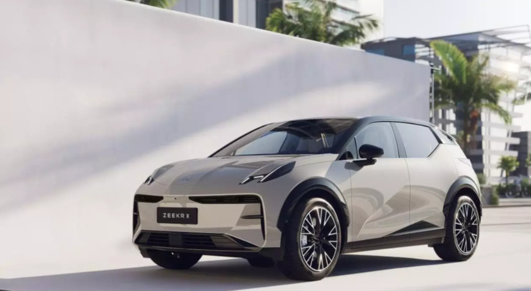 Новый электрокросс Zeekr X получил передвигающийся экран мультимедиа
