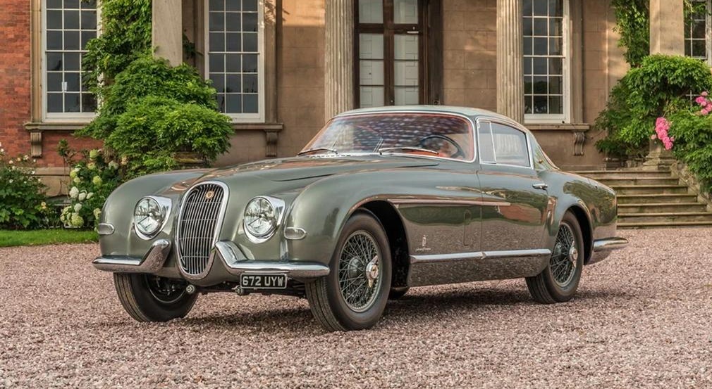 Найденный в поле старинный Jaguar может уйти с молотка за 76 млн рублей