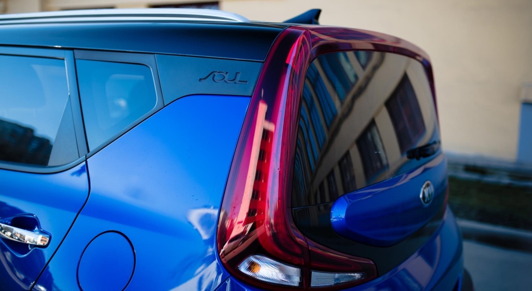 Марка Kia заинтриговала тизером &laquo;загадочной&raquo; новинки