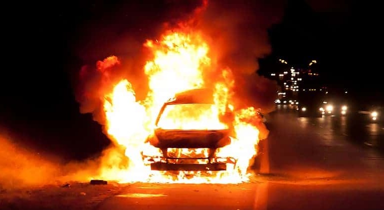 Мужчина решил сжечь автомобиль, который не получилось угнать