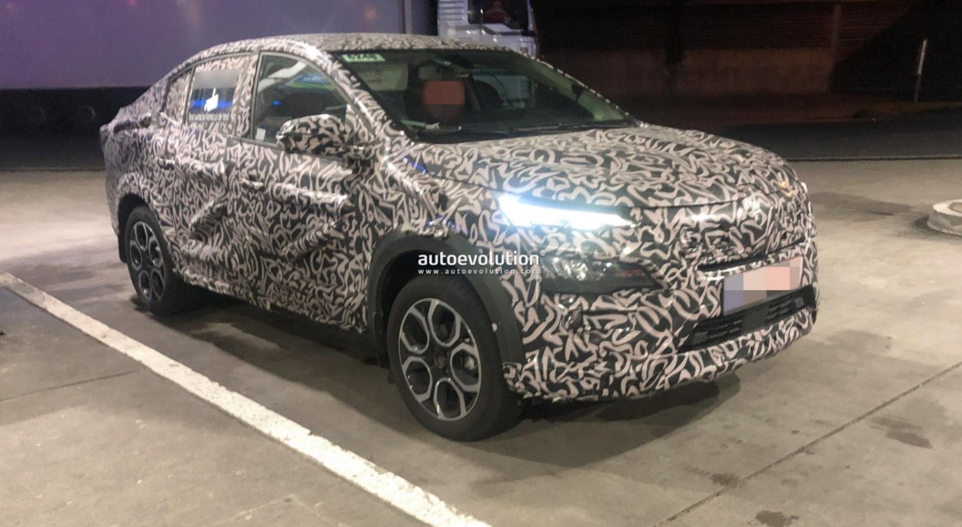 В Сети появились &laquo;шпионские&raquo; фото загадочного кроссовера Renault