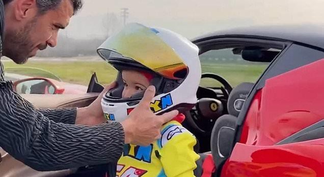 Трёхлетний малыш выехал на трек на Ferrari своего отца