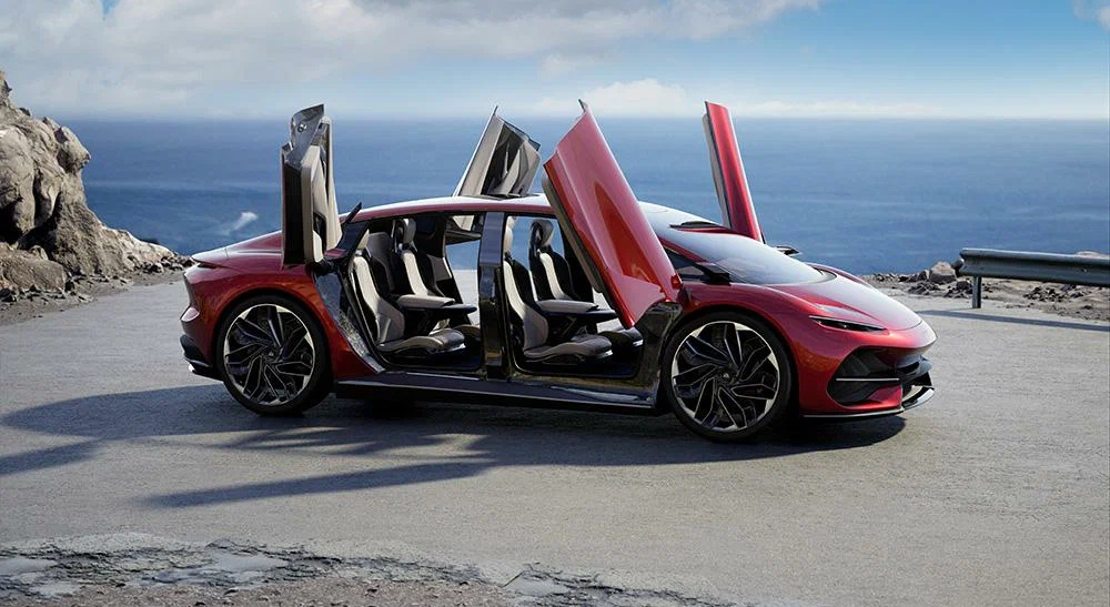 Дебютировал итальянский электроседан Aehra с подъёмными дверями