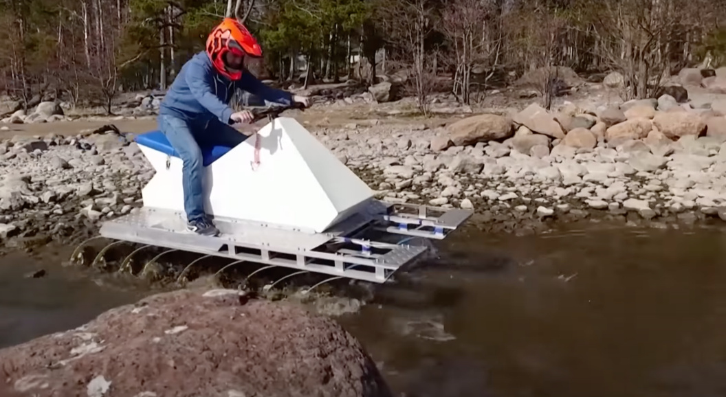 В Финляндии изобрели суперпроходимый 18-колёсный вездеход