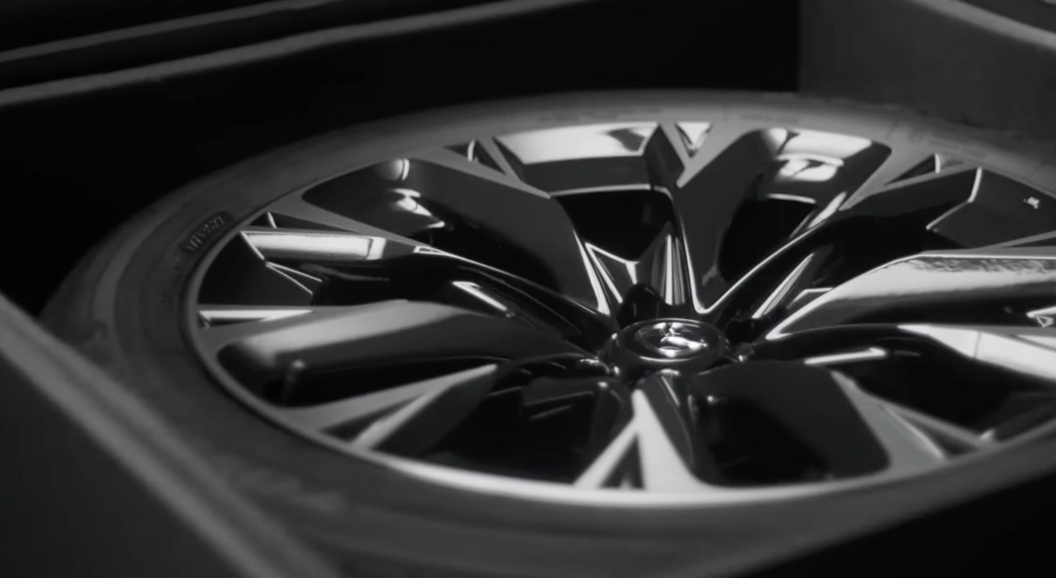 Mazda показала видео с распаковкой нового кроссовера CX-90 без самого авто