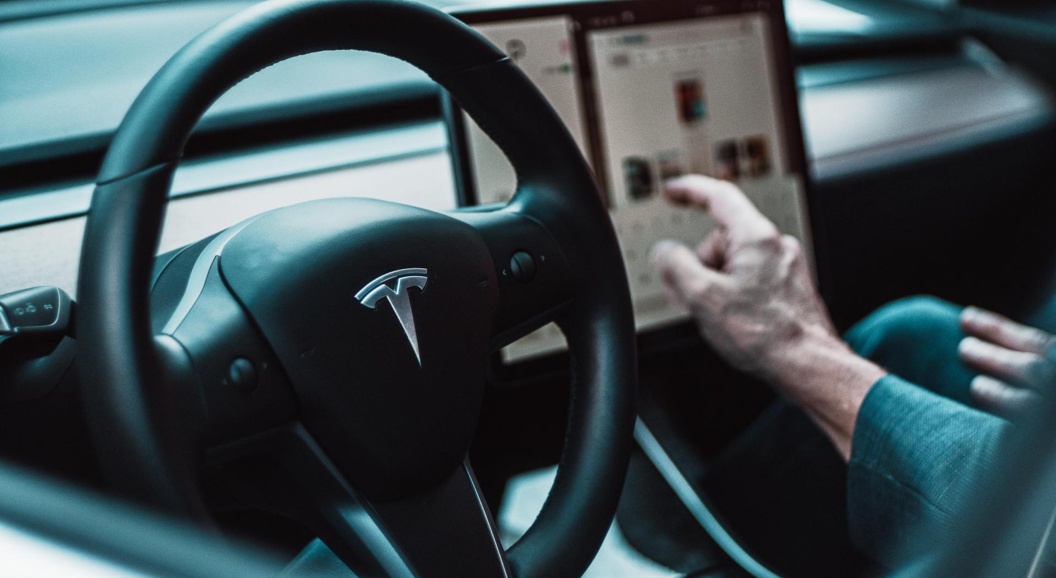 Владелец Tesla вживил чип в руку, чтобы всегда можно было открыть свой электрокар
