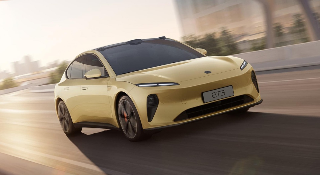Фотошпионы засняли интерьер конкурента Tesla Model 3