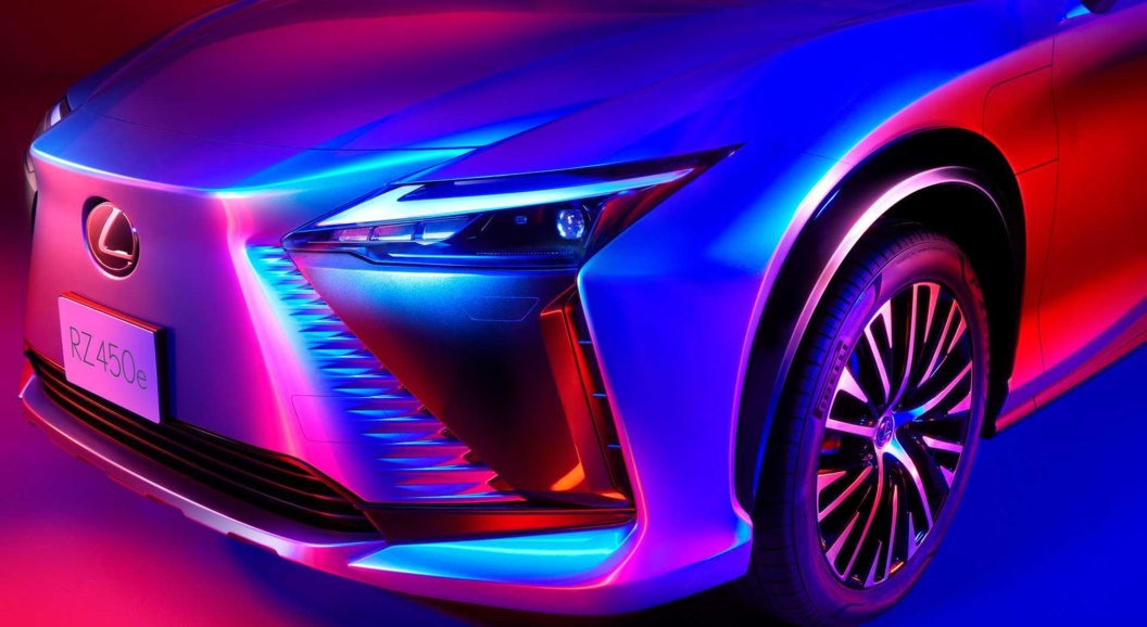 Lexus озвучил дату дебюта нового электрокроссовера RZ 450e