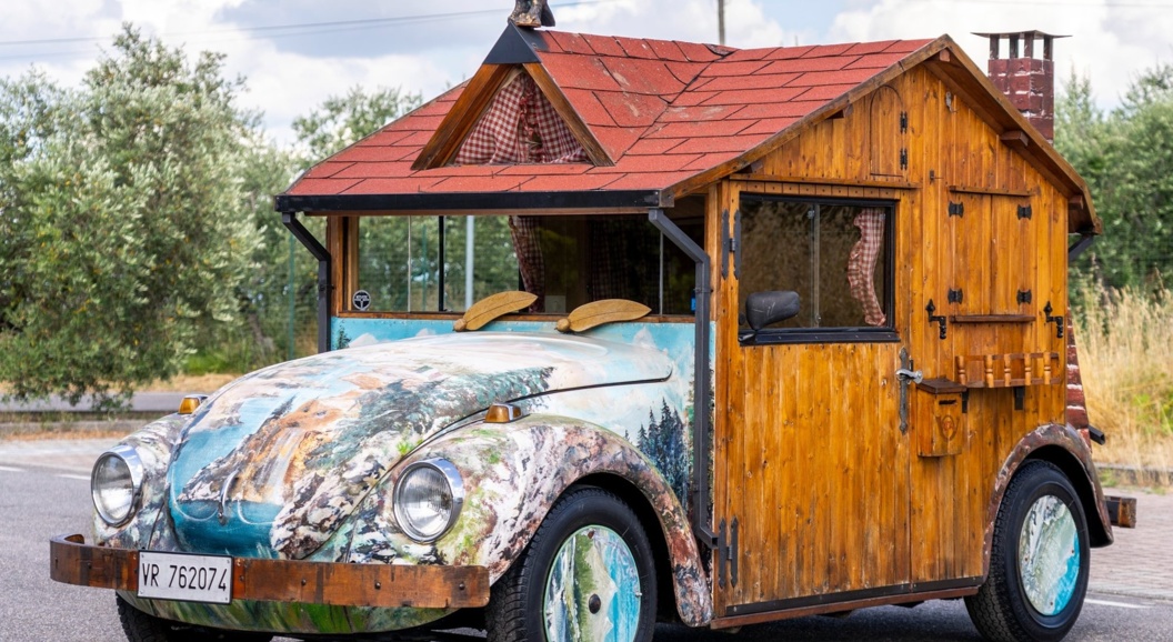 На продажу выставлена деревянная избушка, сделанная на шасси VW Beetle