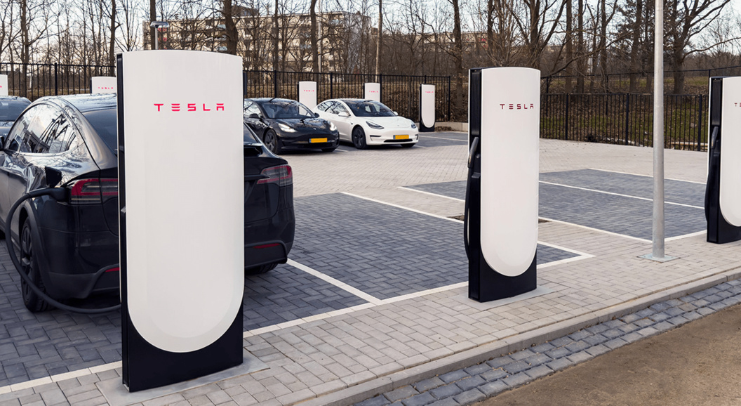 Tesla начнёт брать комиссию с владельцев электрокаров за «чрезмерную» зарядку их машин
