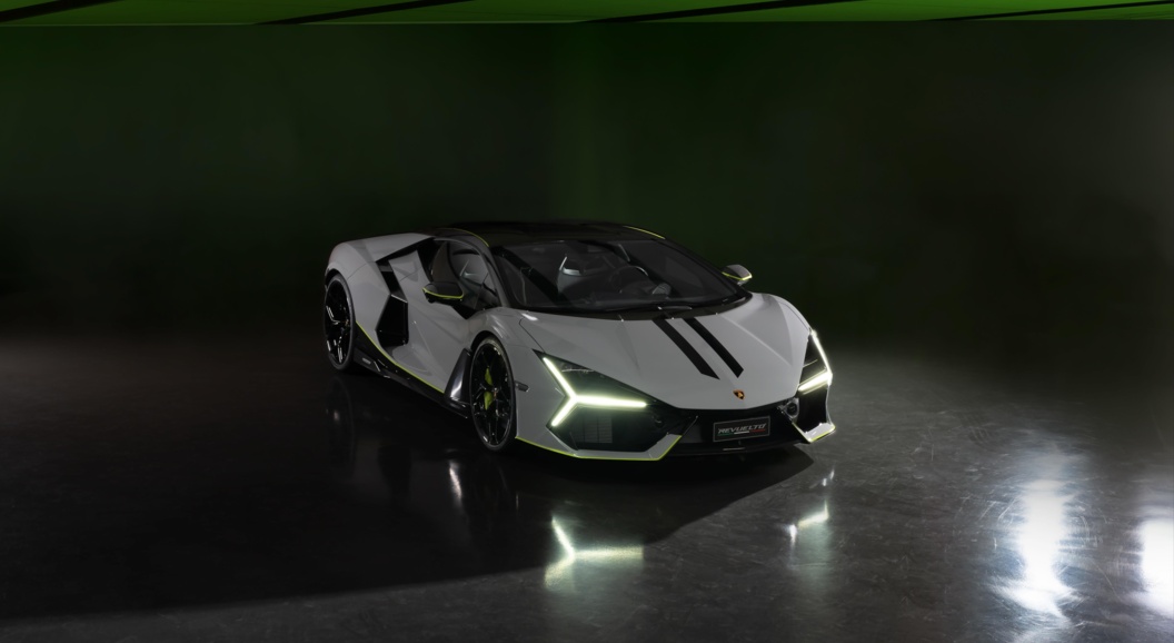 Lamborghini показал эксклюзивный суперкар Revuelto