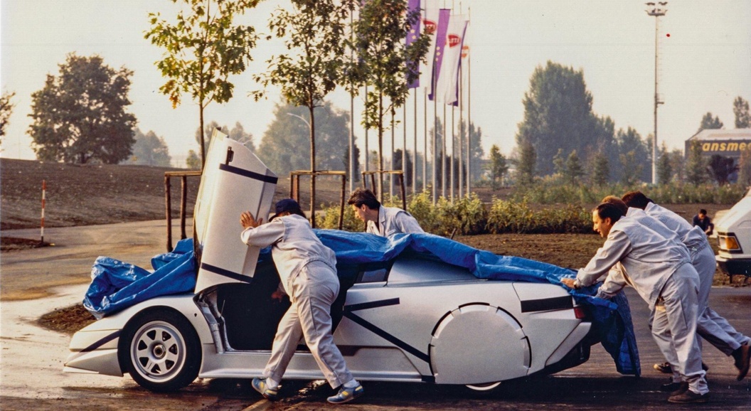 Книгу об истории Bugatti EB110 продали за внушительную сумму