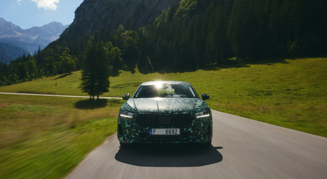 Skoda рассекретила внешность нового Superb