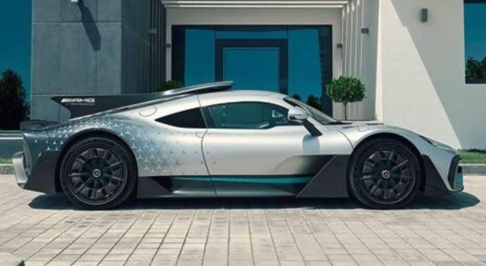 Гиперкар Mercedes-AMG One за 2 млн долларов сгорел в закрытом грузовике