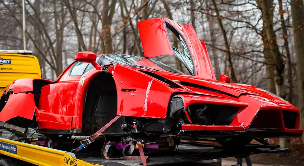 Очень редкий Ferrari Enzo попал в аварию в Нидерландах