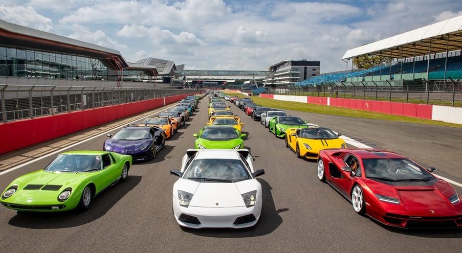 Владельцы Lamborghini установили мировой рекорд в честь 60-летия бренда
